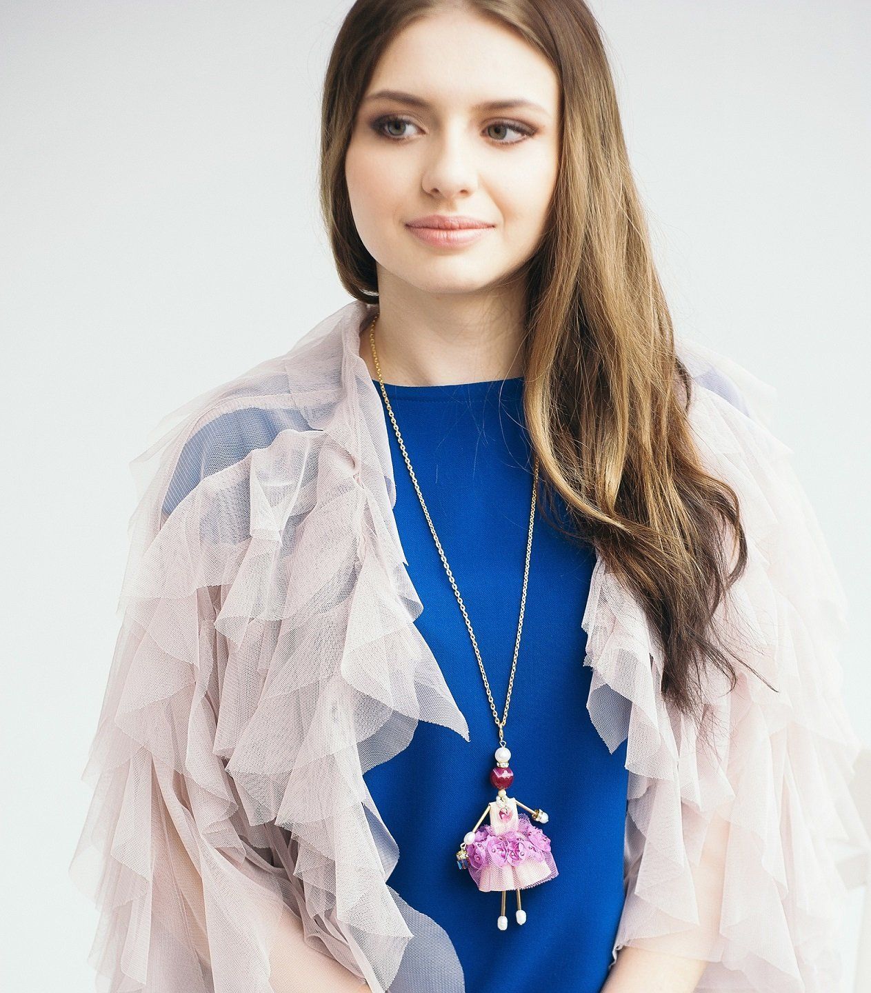 SARANA jewelry doll pendant &ldquo;Fuchsia&rdquo; worn by model elegant summer style look