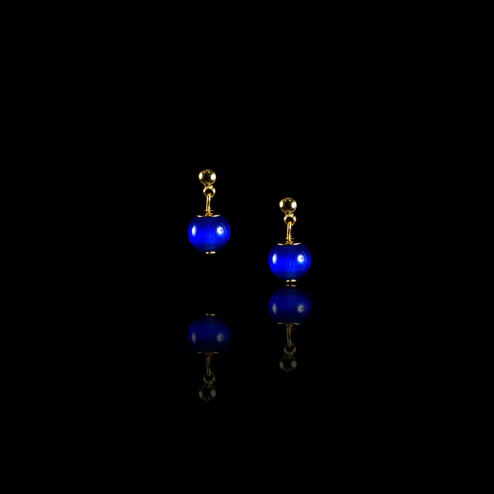 Cute stud earrings with beautiful blue stones.