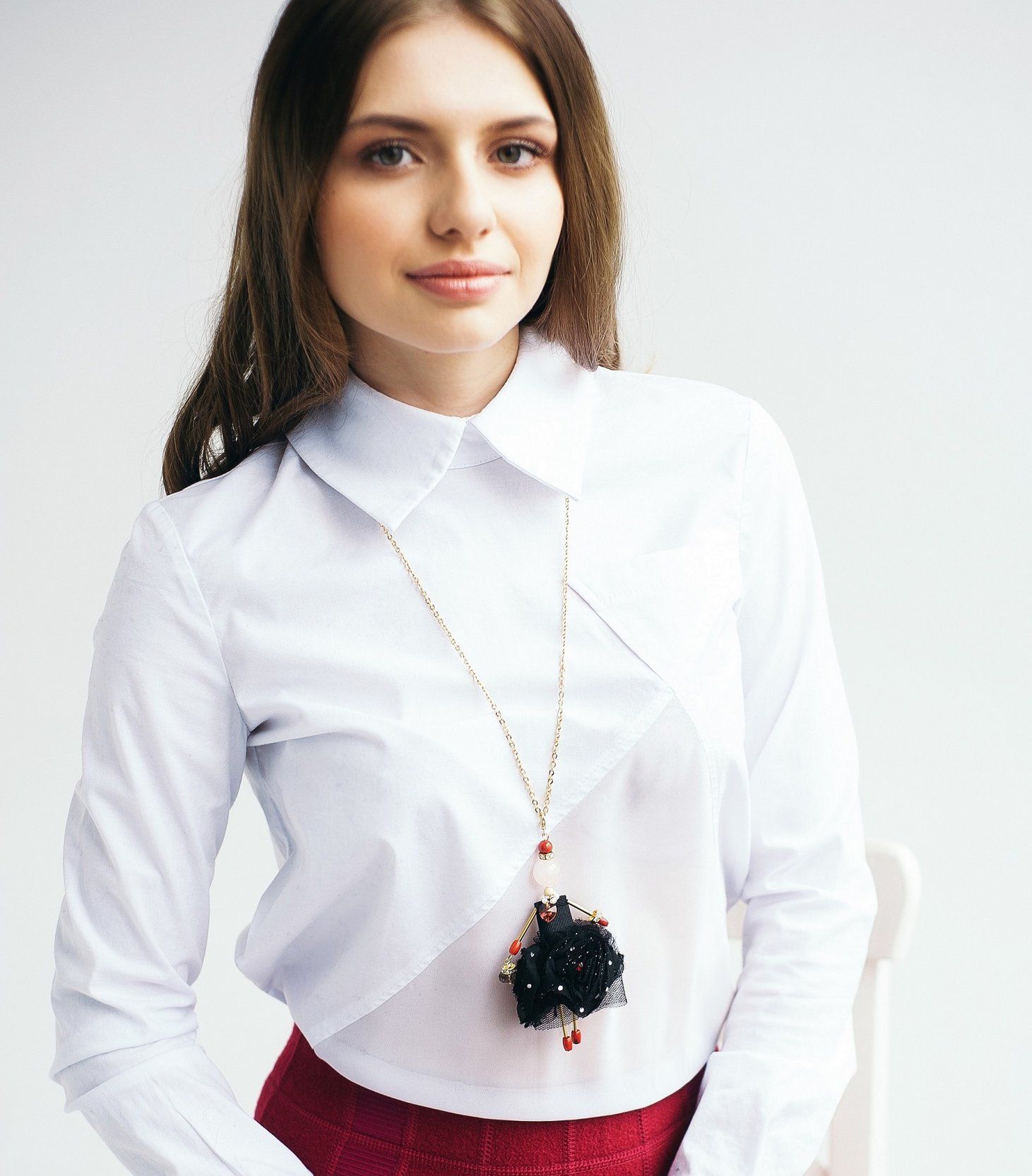 SARANA jewelry doll pendant &ldquo;Black Swan&rdquo; worn by model close-up jewelry styling