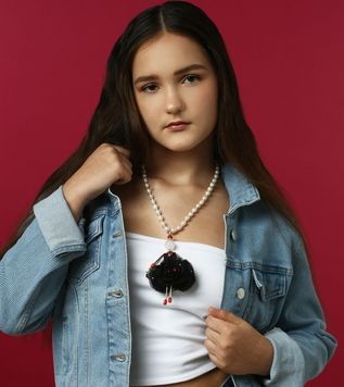 SARANA jewelry doll pendant &ldquo;Black Swan&rdquo; on model styled elegant evening look
