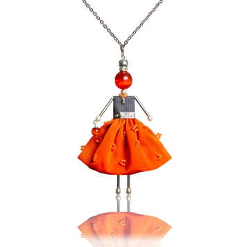 Elegante colgante de muñeca con falda de seda naranja