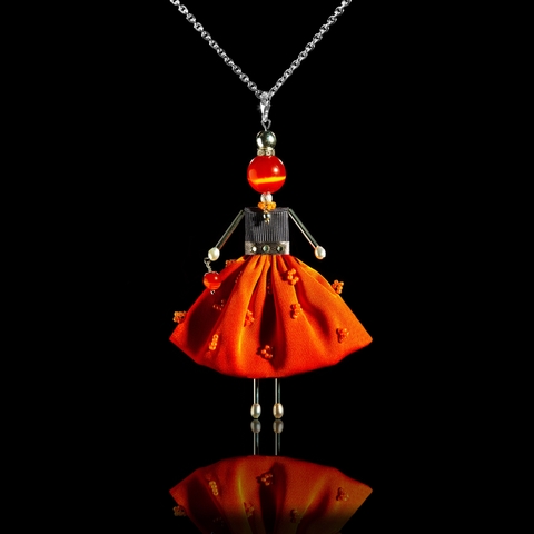 Elegante colgante de muñeca con falda de seda naranja