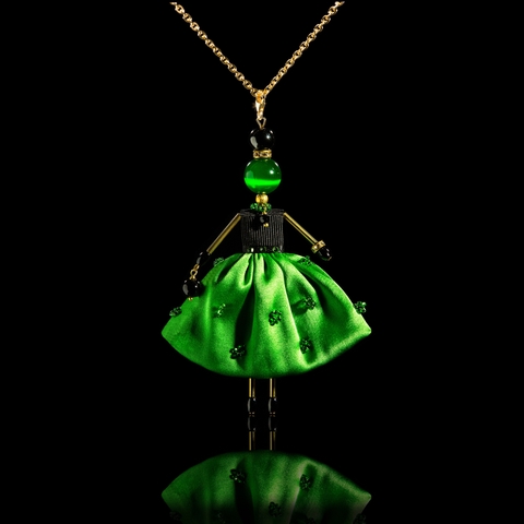 Muñeca colgante brillante con falda de seda verde primavera