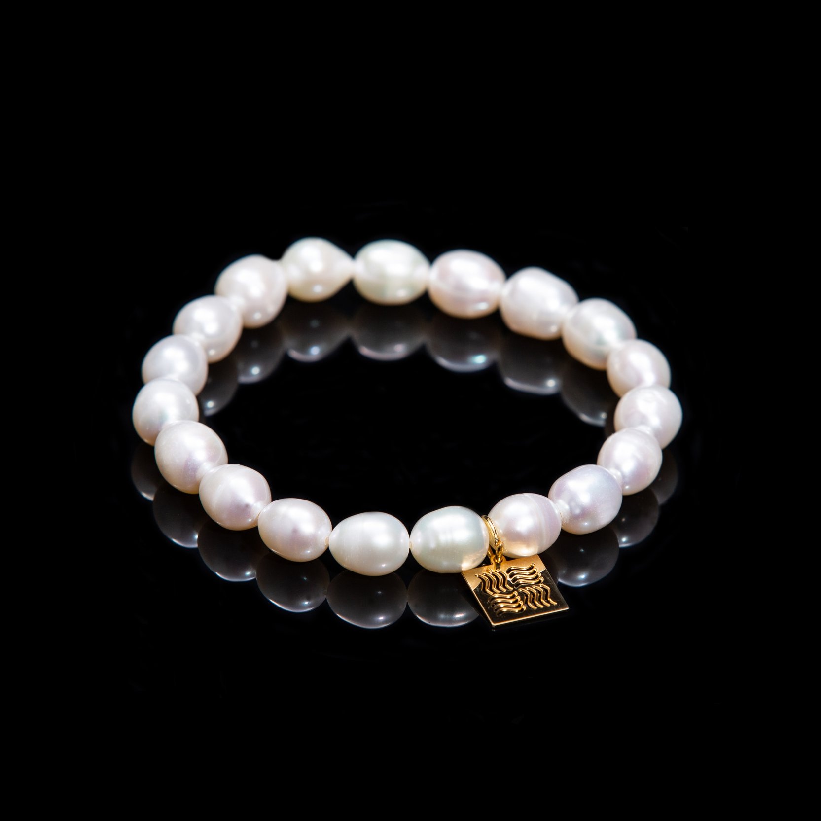 Elegant bracelet made of natural white pearls