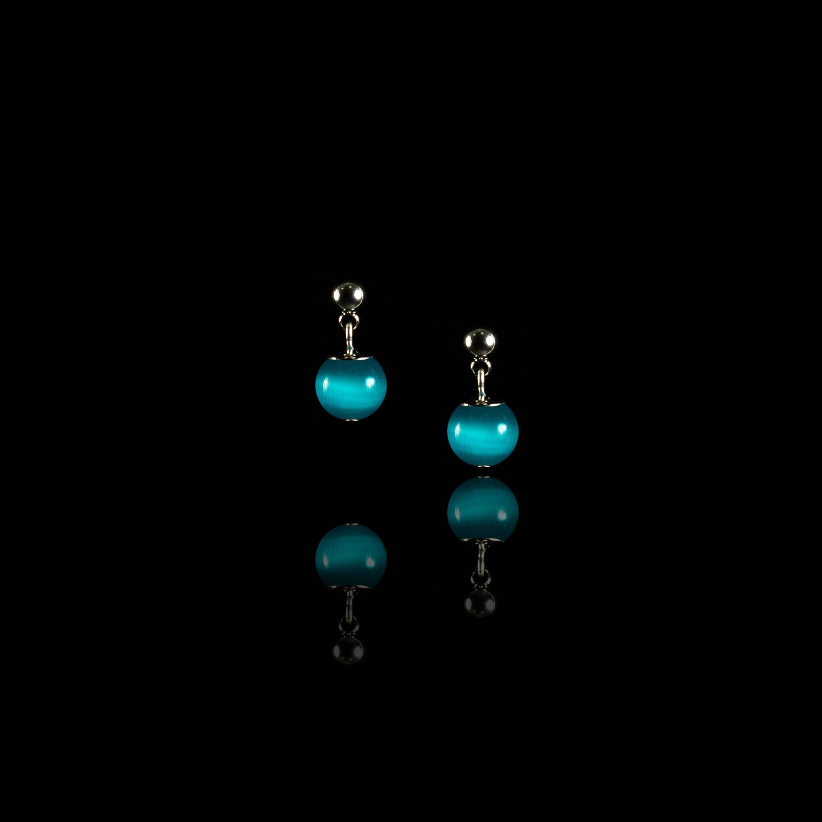 Cute little earrings with a blue stone.