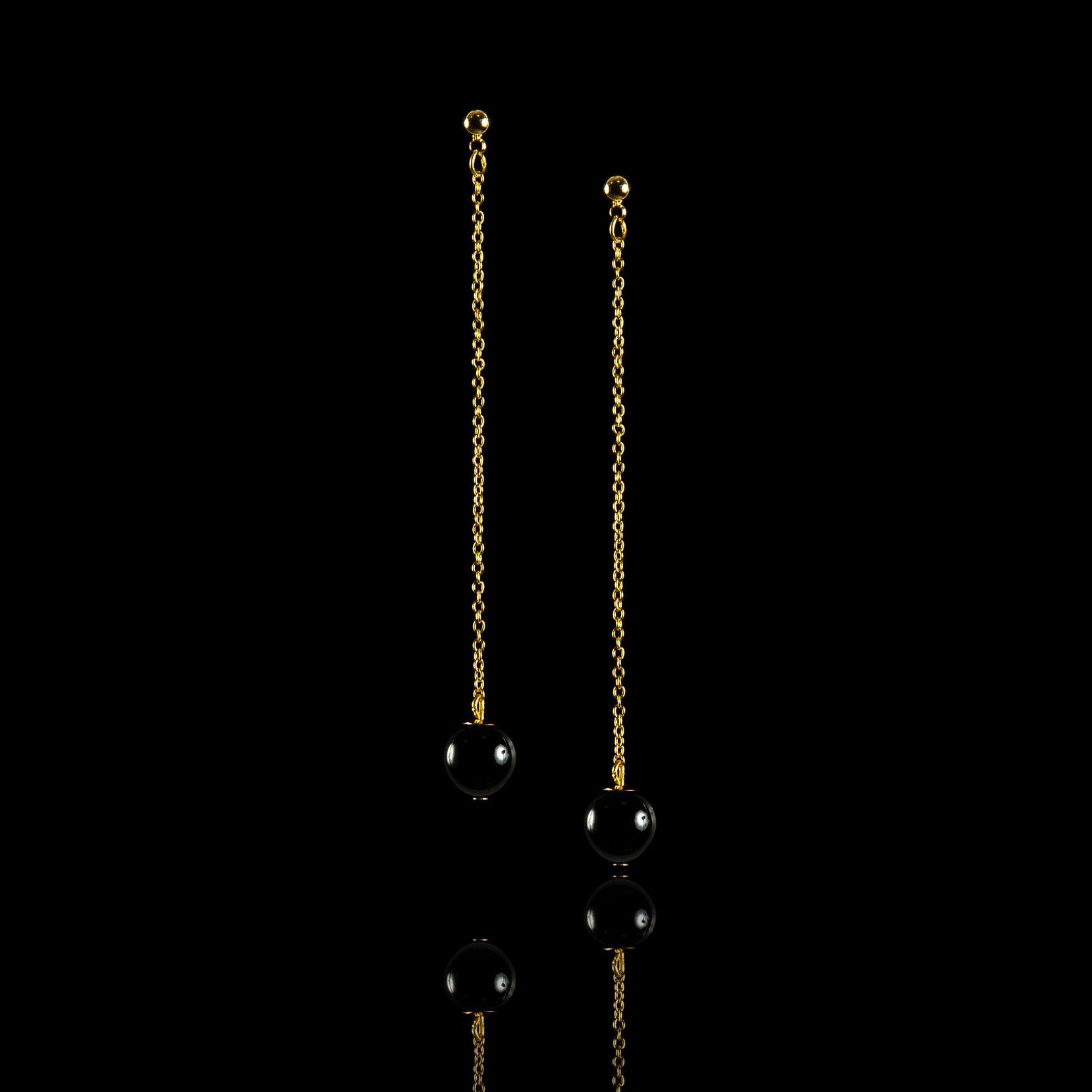 Pendientes de cadena bañada en oro con ágata negra