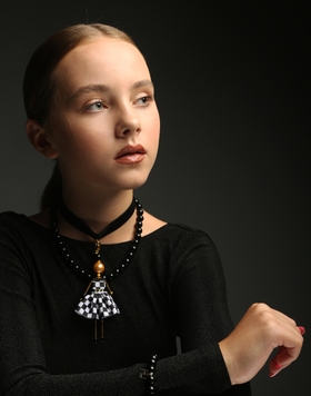 Pendant with a golden pearl and a checkerboard print