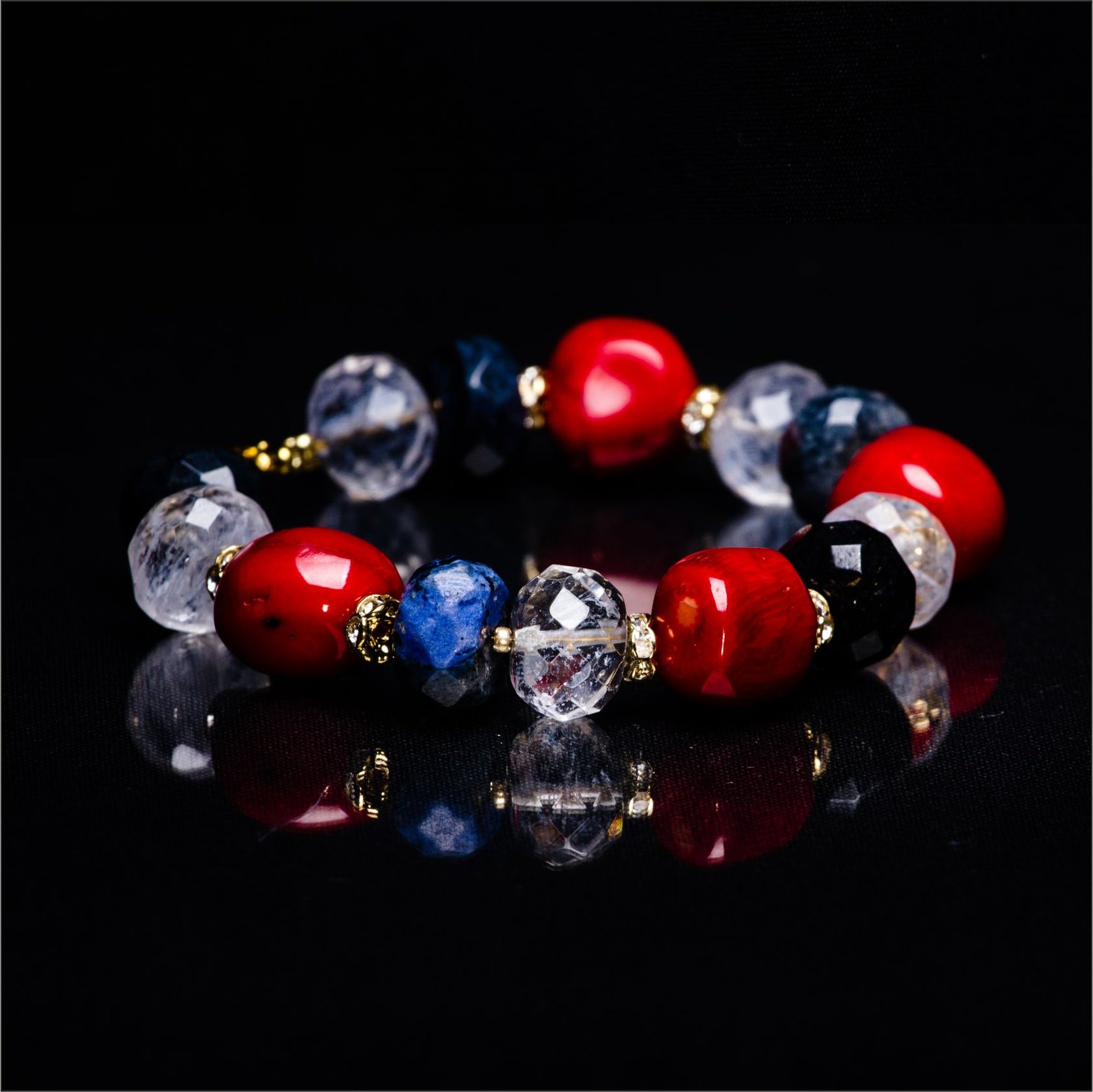 Bracelet with coral and lapis lazuli