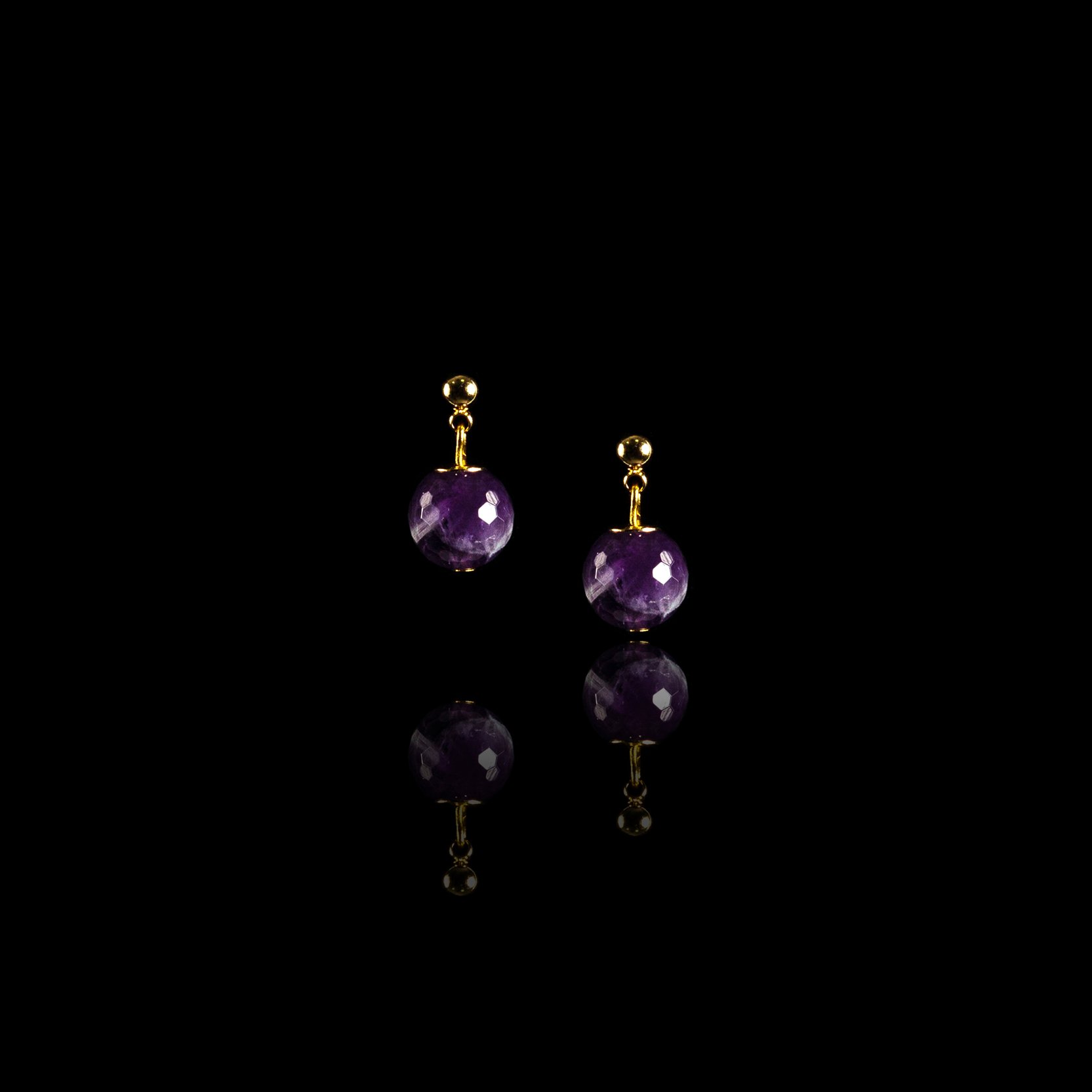 Elegant stud earrings with amethyst.