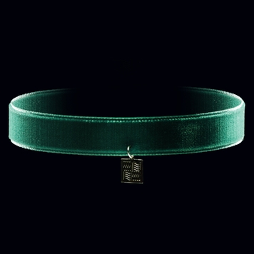 Emerald velvet choker with pendant silver