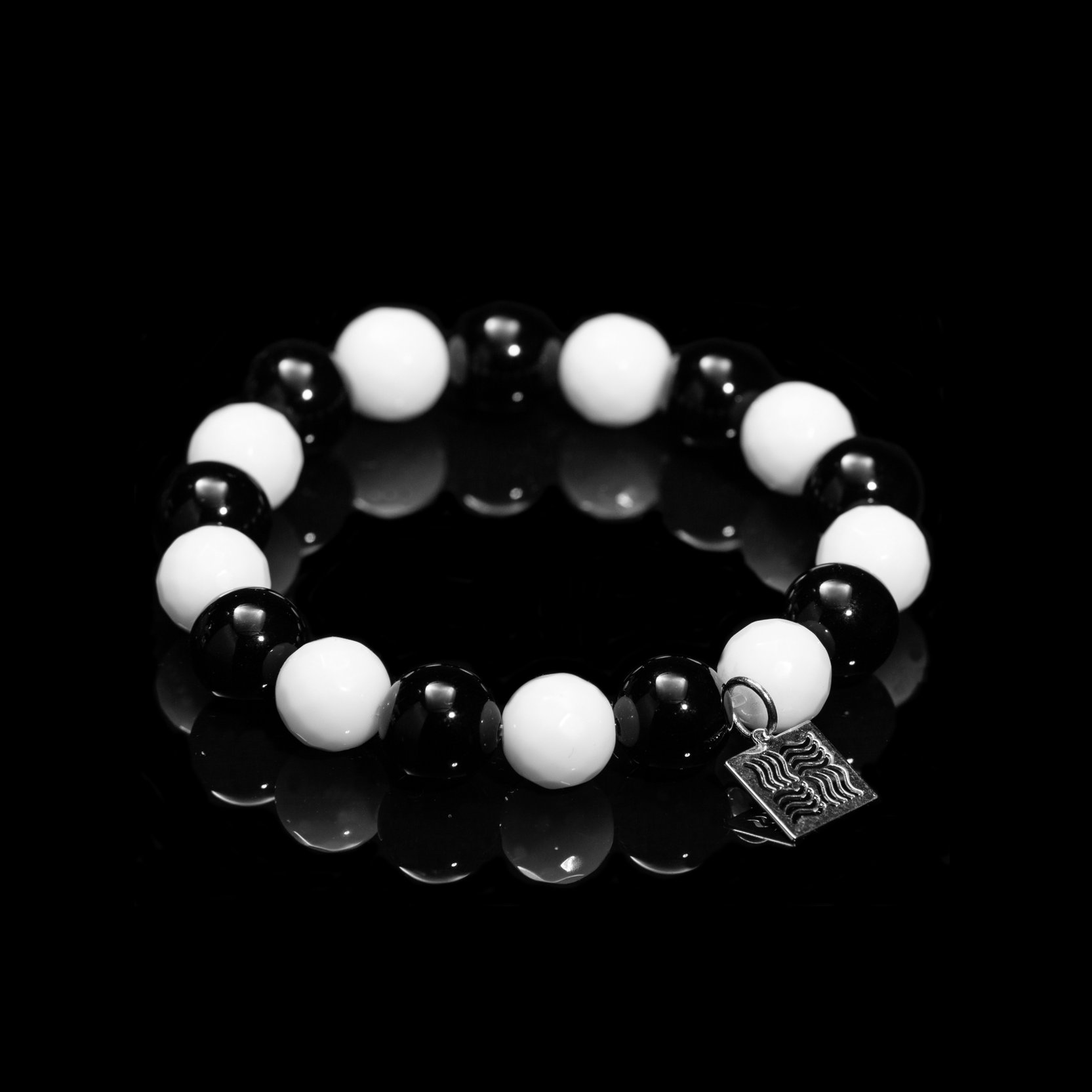Черно-белый агатовый браслет