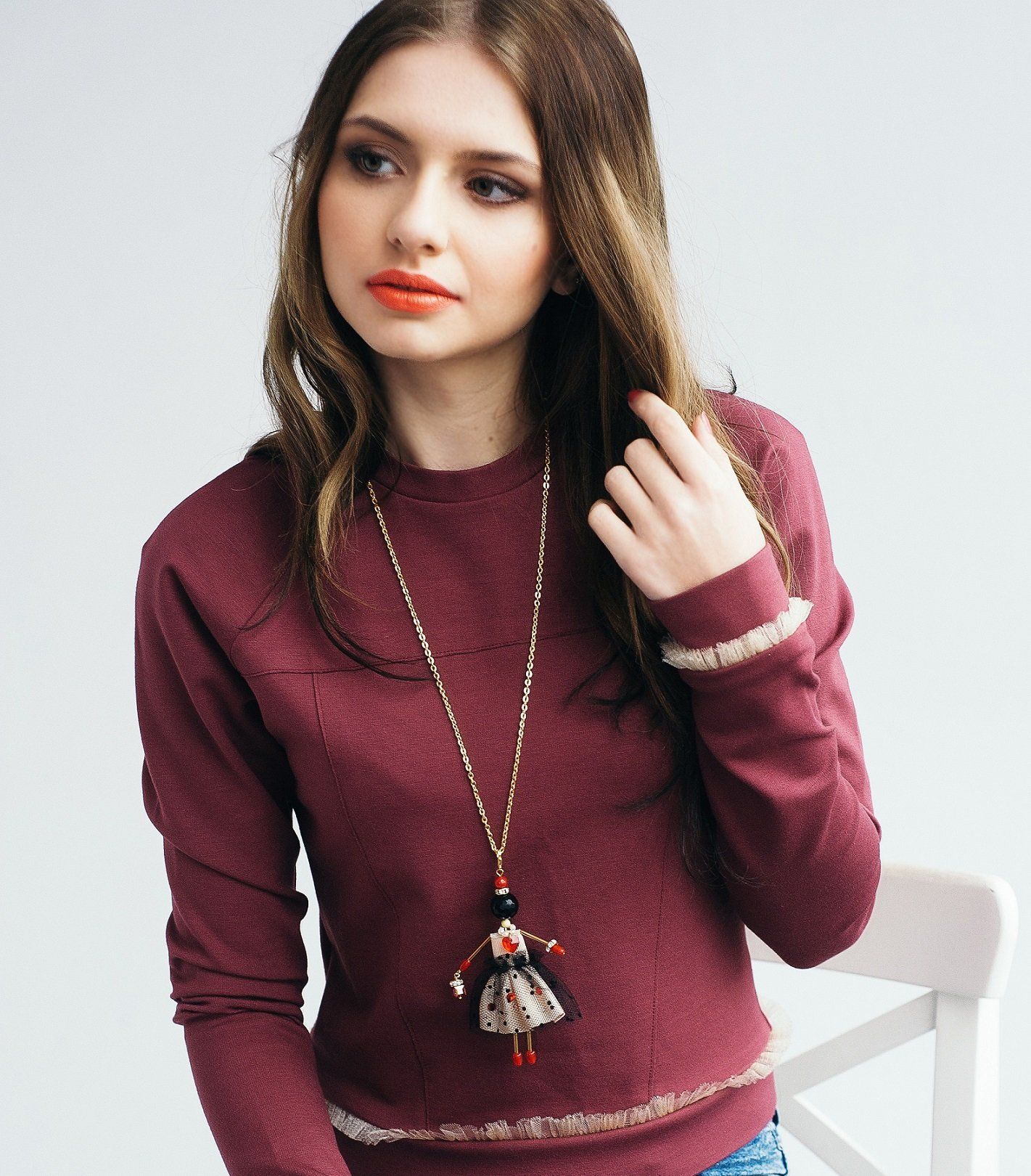 Jewelry Doll Pendant &ldquo;Se&ntilde;orita&rdquo; SARANA&reg; worn by a model in a stylish look