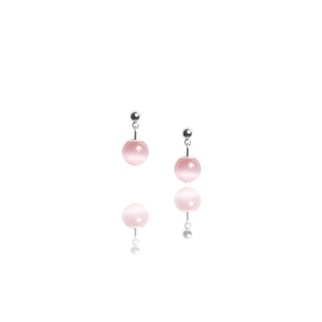 Pequeños aretes de piedra rosa.