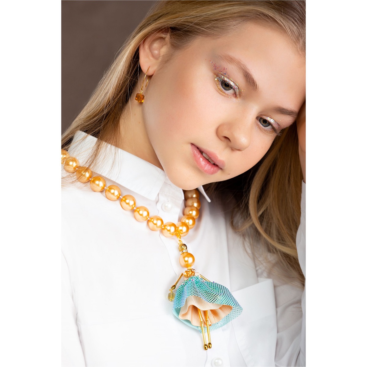 Незвичайна прикраса із золотистою перлиною, гематитом, Swarovski® та переливчастим м’ятним вбранням