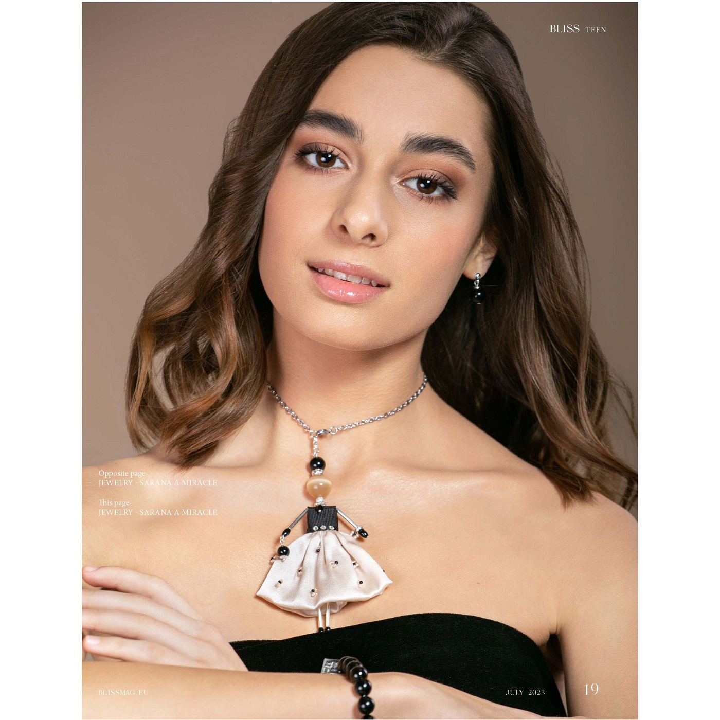 Delicate cream tones combined with black agates — a fashionable SARANA® jewelry pendant