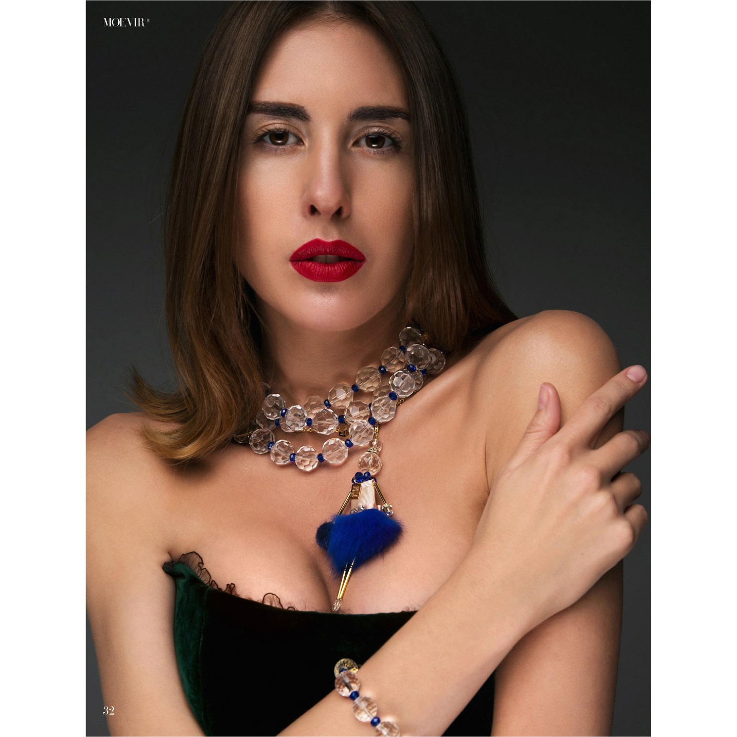 Modelo fashion con collar de cristal y muñeca-colgante SARANA® con piel azul