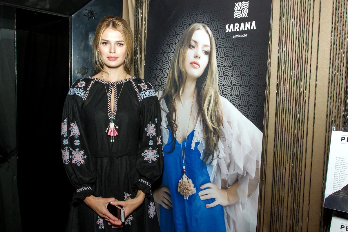 Ведуча благодійного аукціону з ювелірною лялькою-підвіскою SARANA® з першої колекції «Казки Барселони»