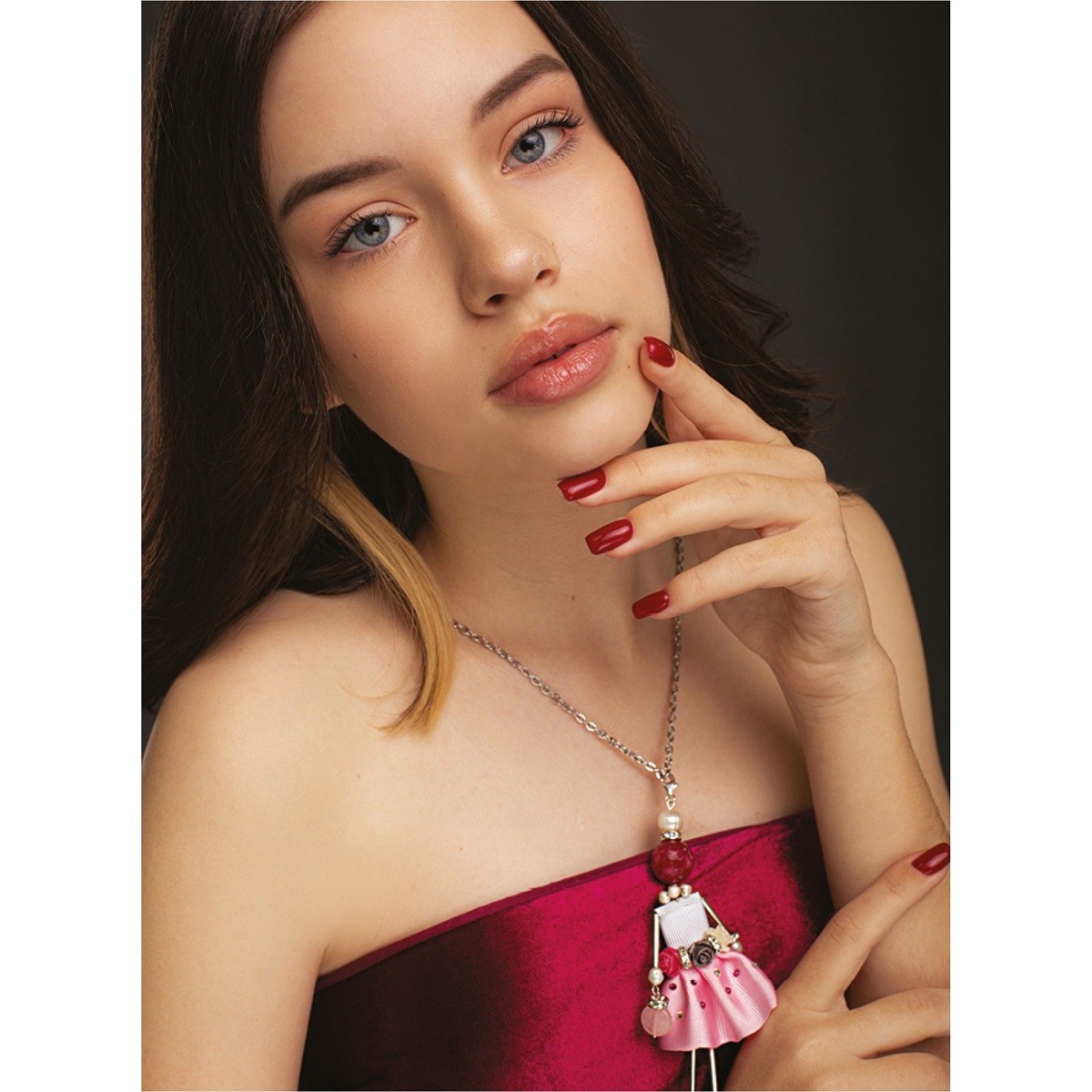 Muñeca colgante de joyería SARANA® con ágata rosa, perlas y cristales Swarovski® con una delicada falda rosa — como un pétalo de rosa