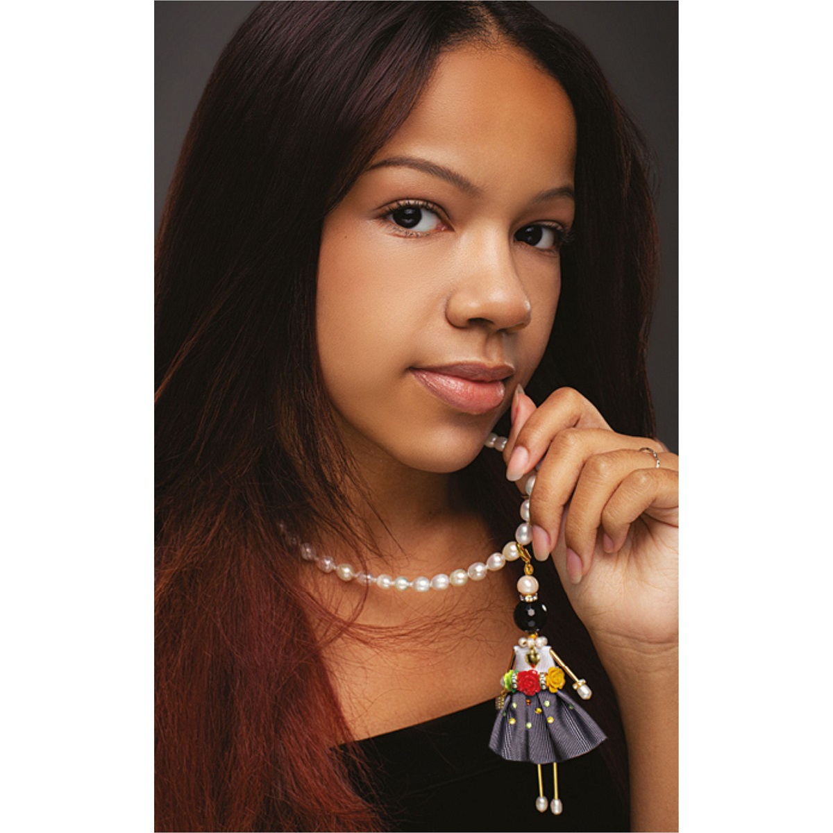 Muñeca colgante de joyería SARANA® con ágata negra, perlas, falda gris y cristales Swarovski® de varios colores de la colección «La caja de malaquita»
