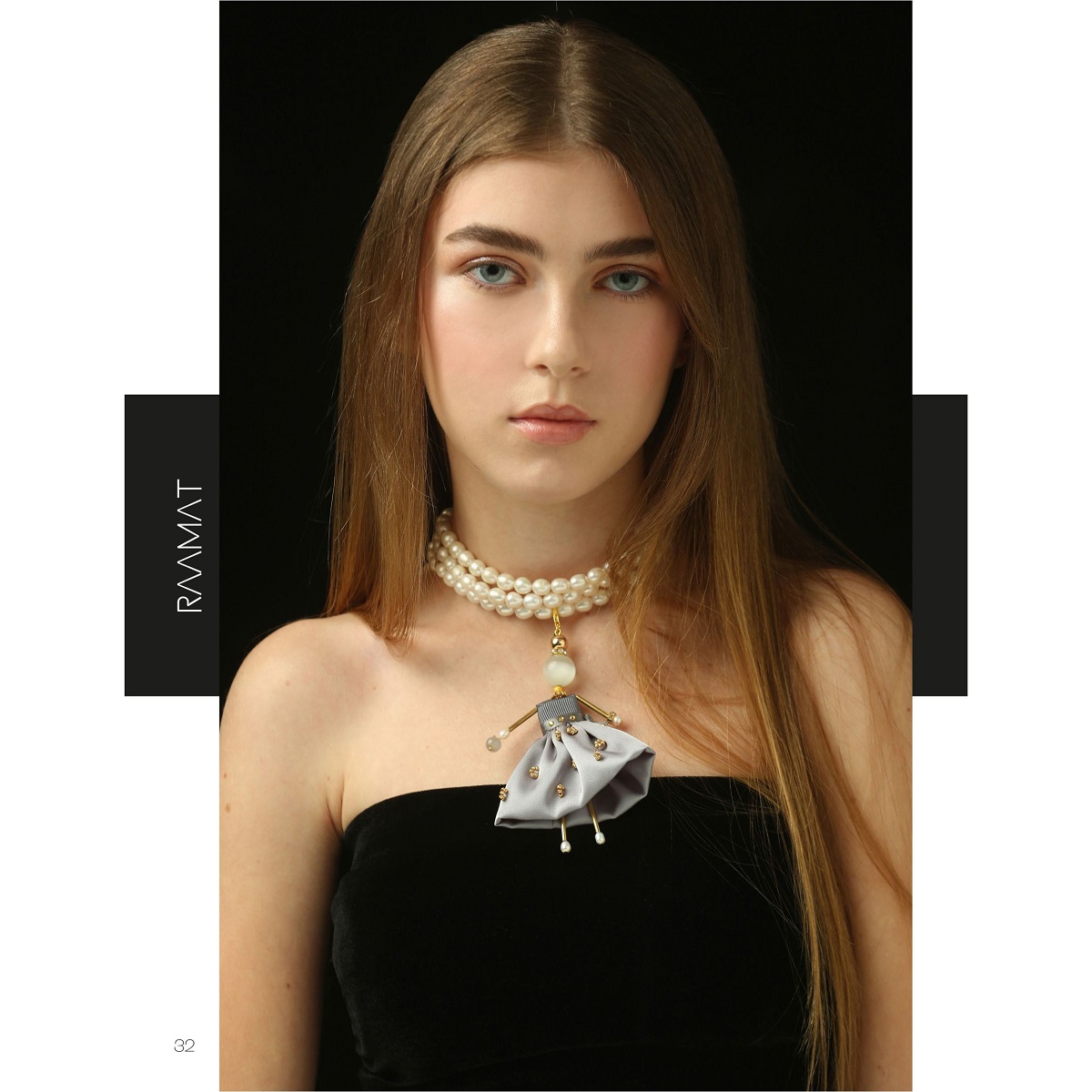 Regalo original para una chica — muñeca colgante de joyería SARANA® con vestido plateado sobre collar de perlas en la revista RAAMAT