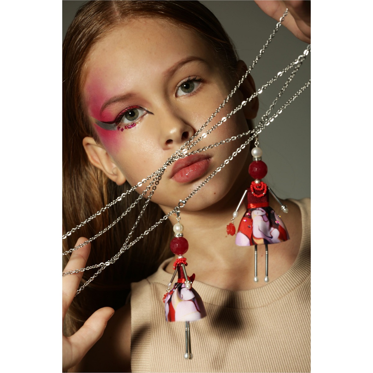Joyas de diseño SARANA® — muñecas joya colgantes de la colección «Con Arte Cerca», inspirada en el arte mundial