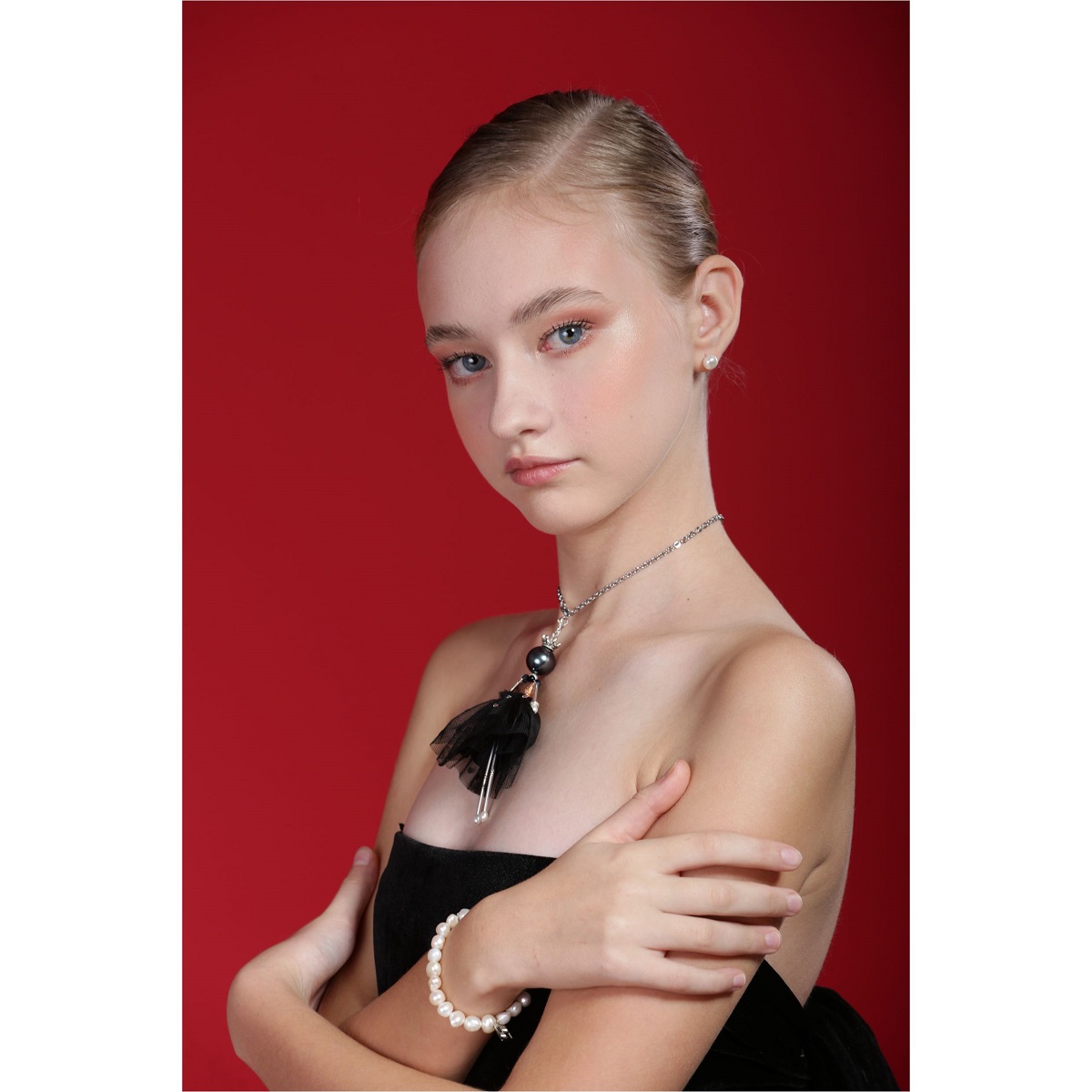 SARANA® black and white jewelry — elegant Black Queen on a silver chain with a white pearl bracelet from the Black & White Collection