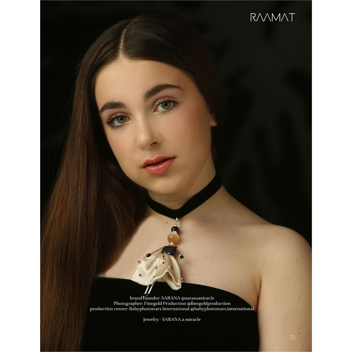 Muñeca colgante de joyería SARANA® en tonos crema y negro — regalo especial para una chica