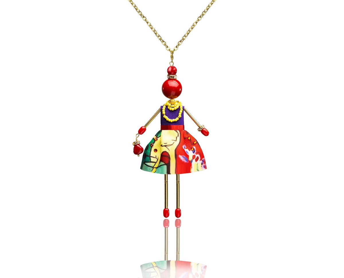Joya de diseño SARANA® — muñeca joya colgante «El Gato Amarillo» inspirada en Matisse con coral rojo y piedras naturales
