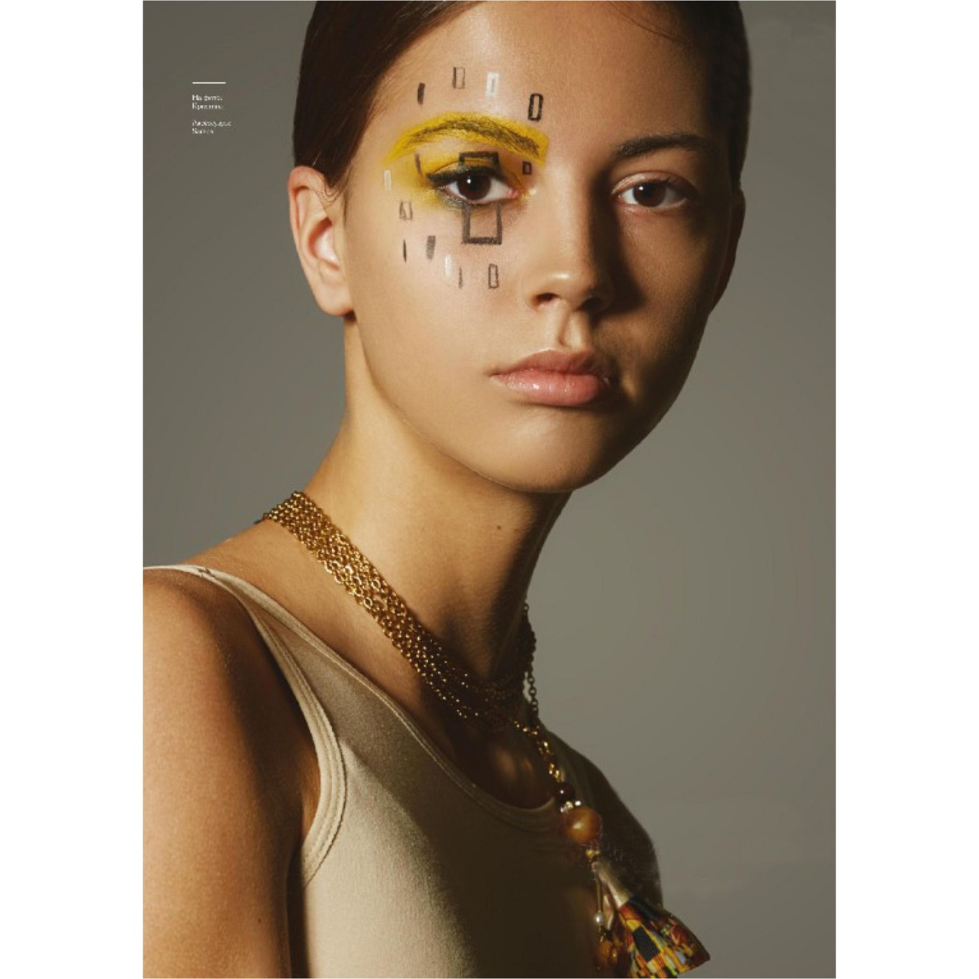 Muñeca-colgante SARANA® inspirada en la pintura «El Beso» de Klimt — una joya artística elegante y espectacular