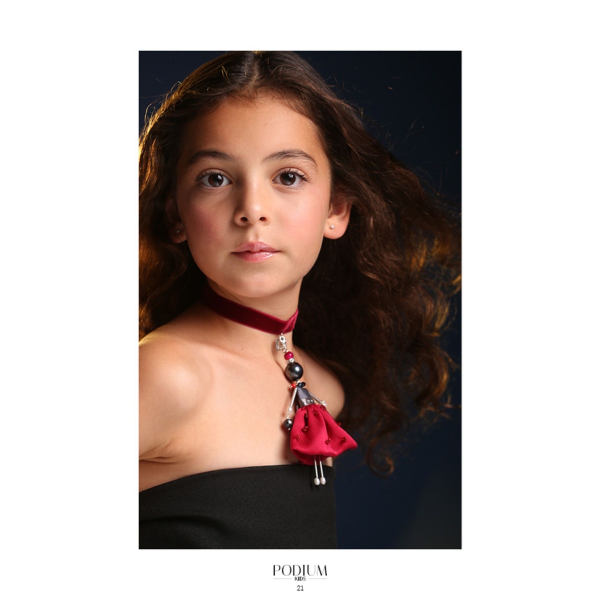 Joya para una niña — muñeca-colgante de joyería con falda burdeos de seda de SARANA®
