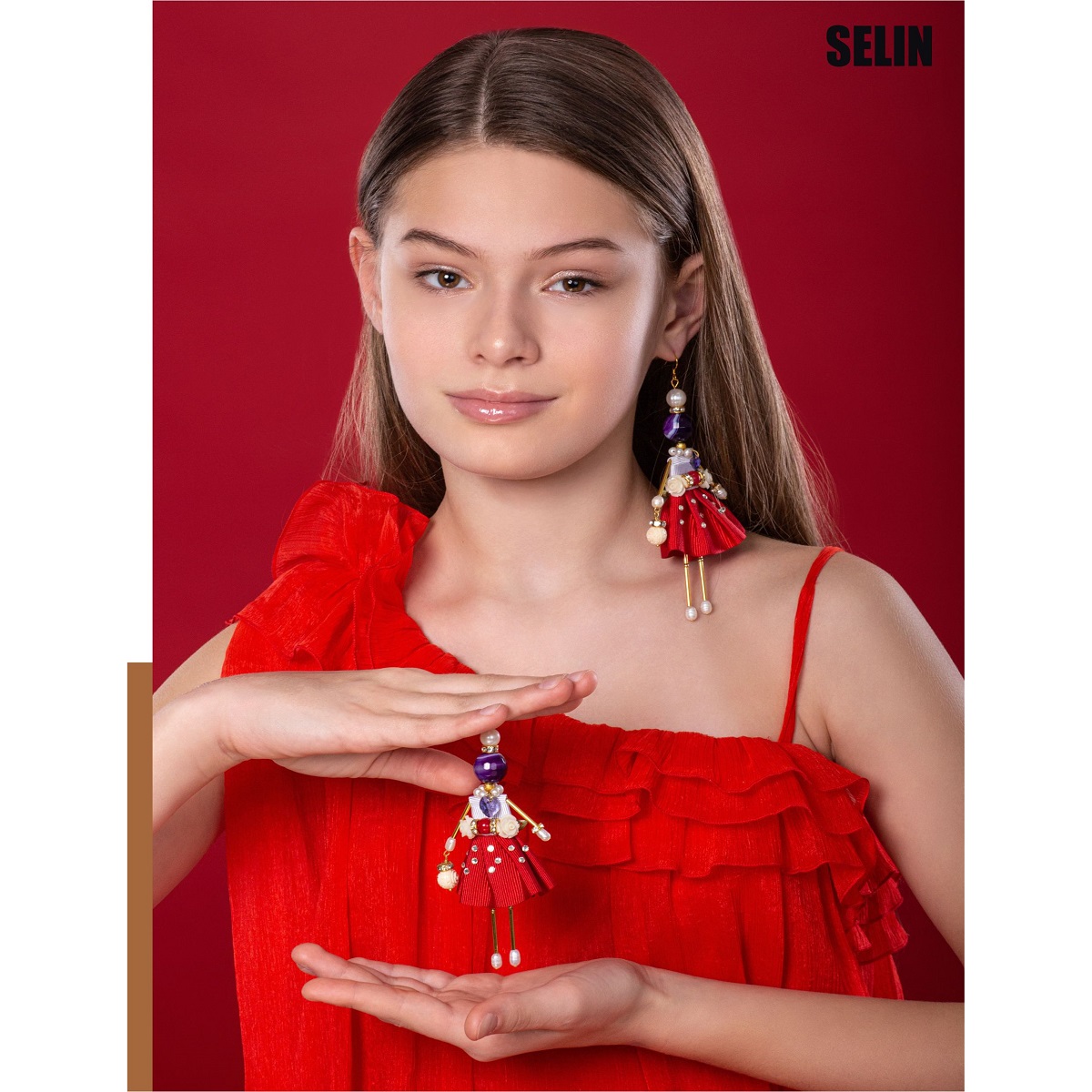Muñeca-colgante de joyería SARANA® en rojo de la colección «Caja de Malaquita», publicada en una revista europea