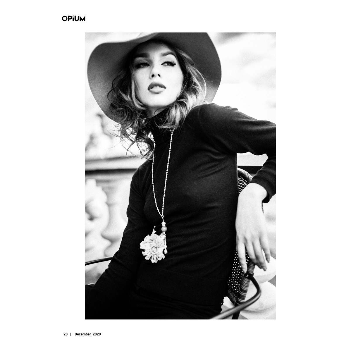 Muñeca-colgante de joyería SARANA® en una sesión fashion en blanco y negro: estilo, moda y arte