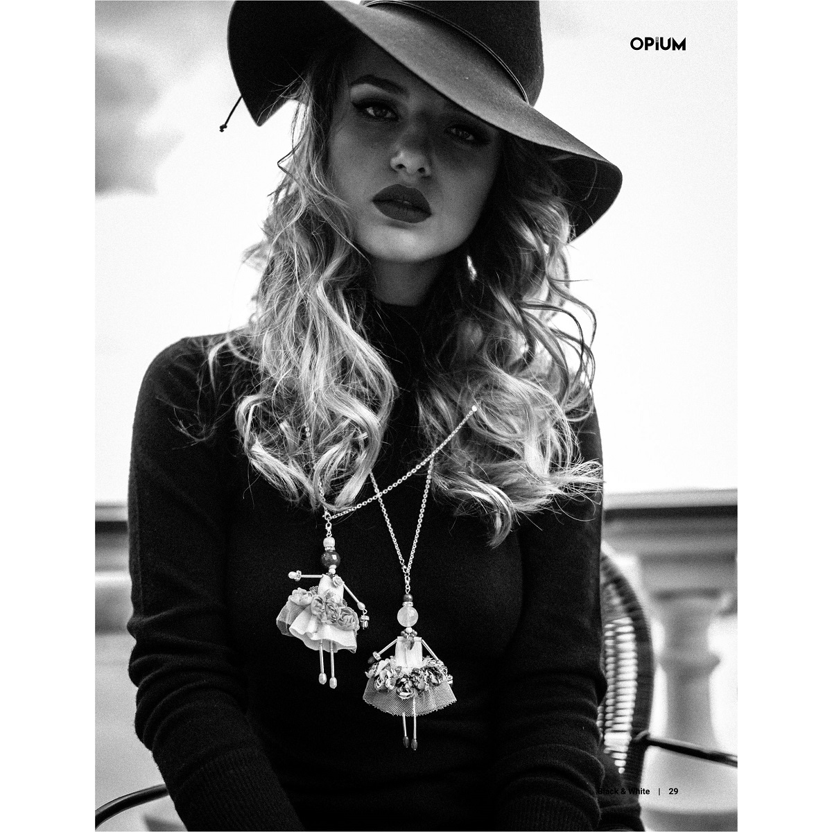 Muñecas-colgante de joyería SARANA® en un elegante look para una publicación internacional