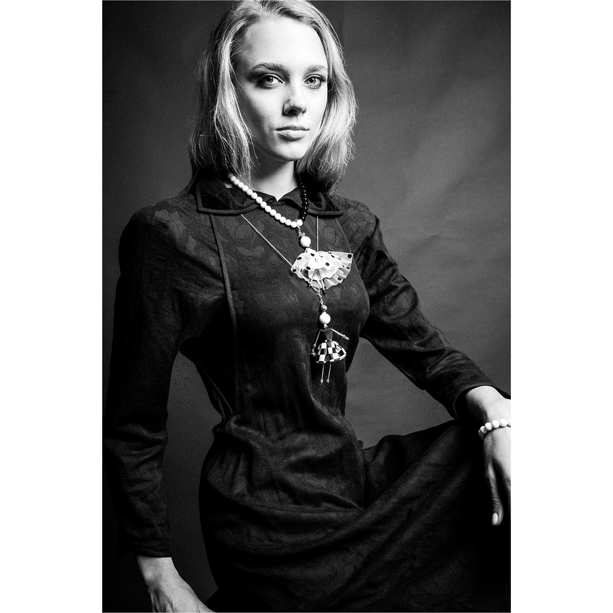 Две ювелирные куклы-подвески коллекции Black & White SARANA® — Белая Королева и подвеска с белым агатом в черно-белом образе