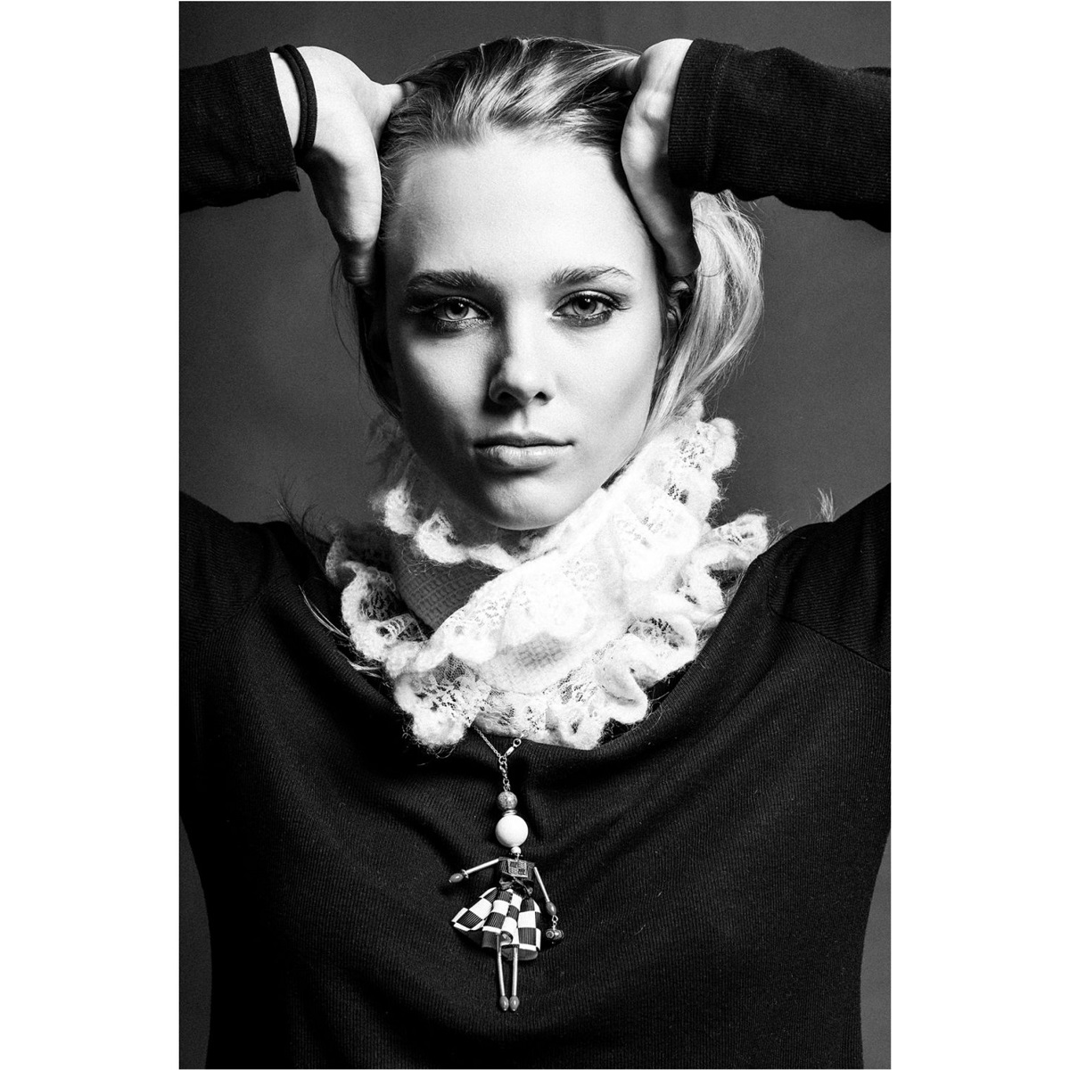 Ювелирная кукла-подвеска SARANA® в черно-белом стиле — коллекция украшений Black & White