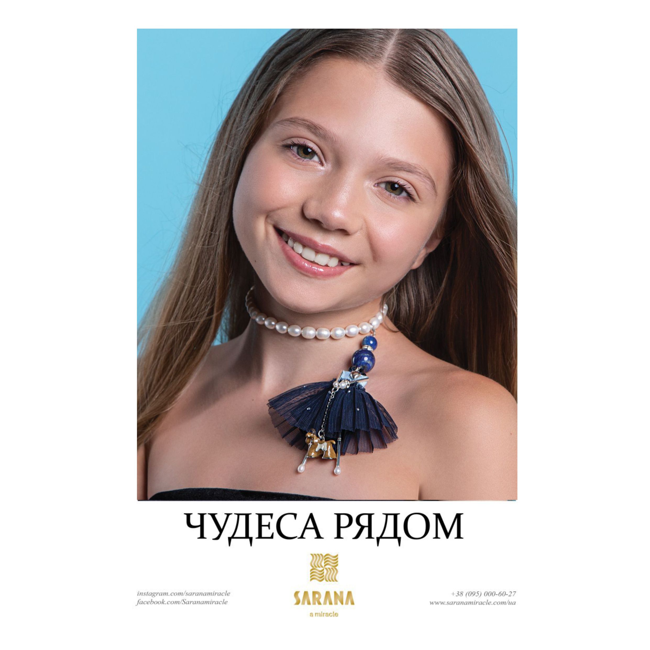 Muñeca-colgante de joyería SARANA® con perrito sobre collar de perlas
