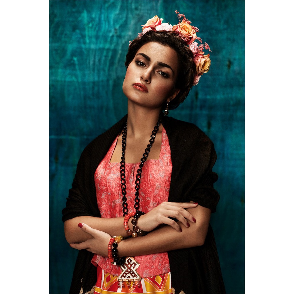 Joyas inspiradas en Frida Kahlo — imagen de Frida con joyas de diseño SARANA® y piedras naturales