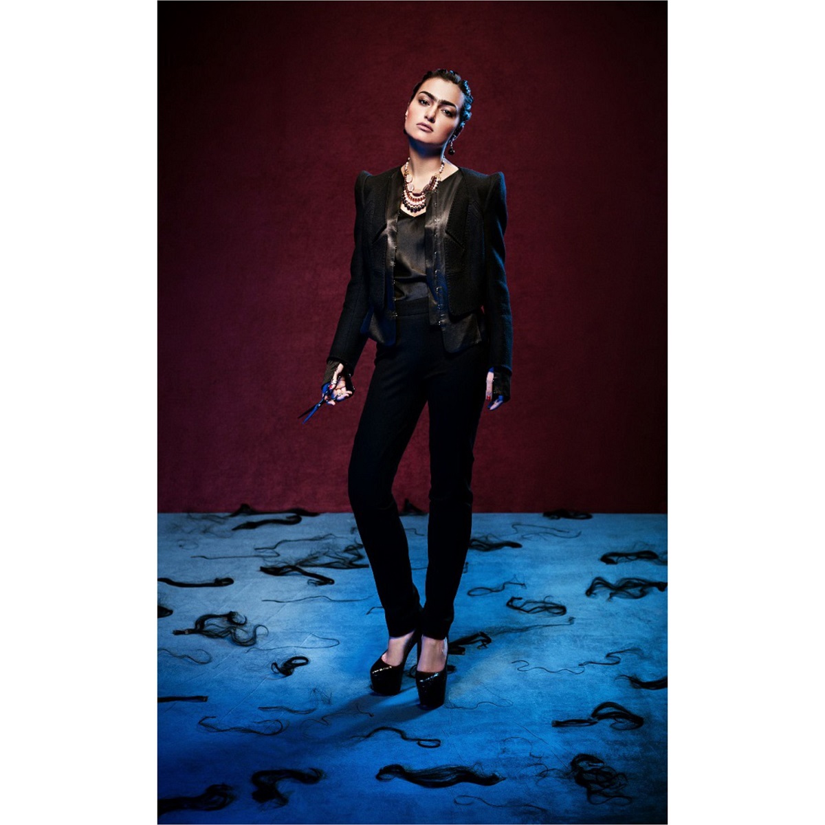 Estilo de Frida Kahlo — collar de varias capas SARANA® con nácar, granates y perlas