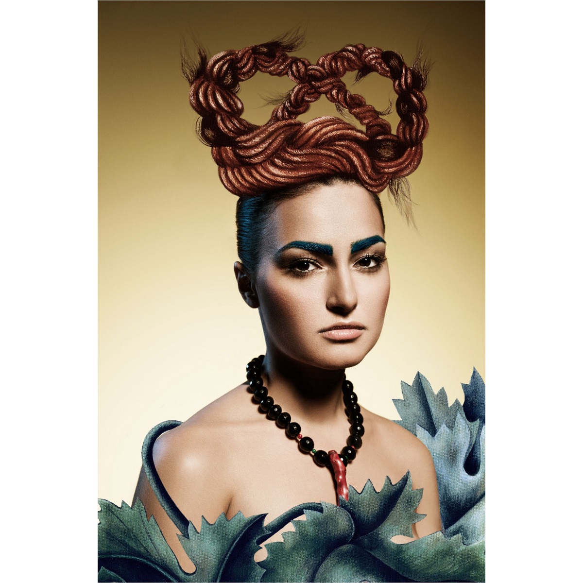 Imagen de Frida Kahlo inspirada en su autorretrato con trenza — collar SARANA® de ágata negra y coral rojo natural