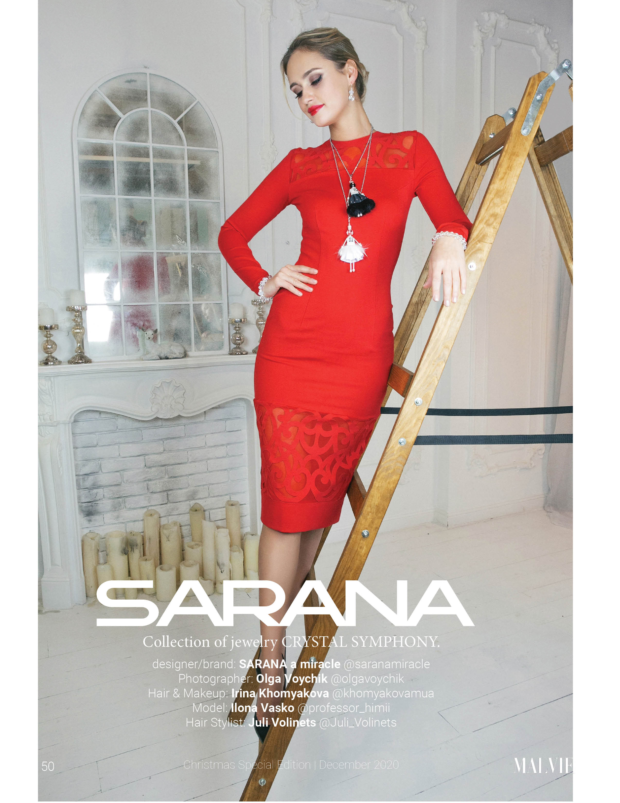 Модель с черной и белой ювелирными куклами-подвесками SARANA® в новогодней fashion-фотосессии