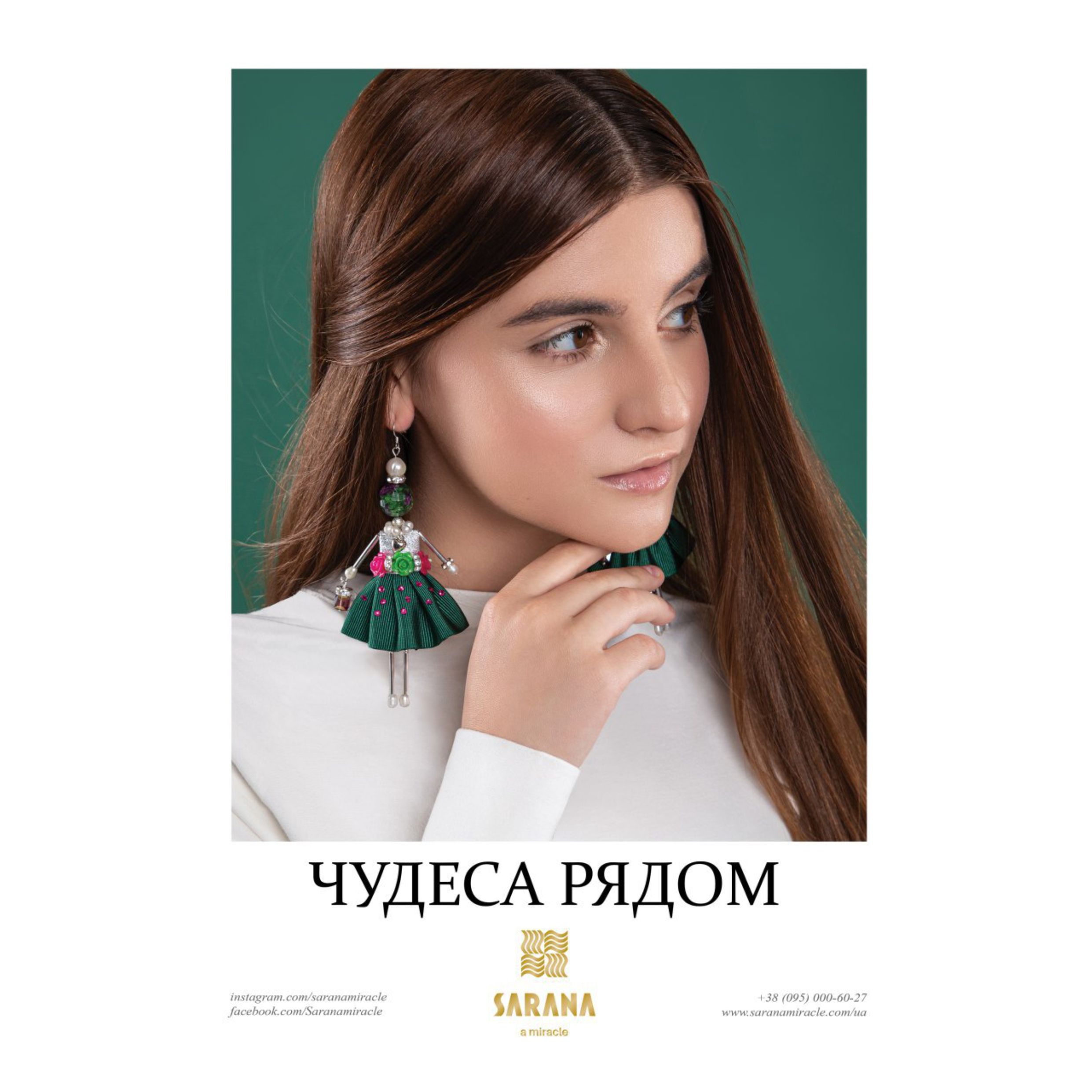 Modelo con pendientes en forma de muñecas-colgante de joyería SARANA® en un look fashion