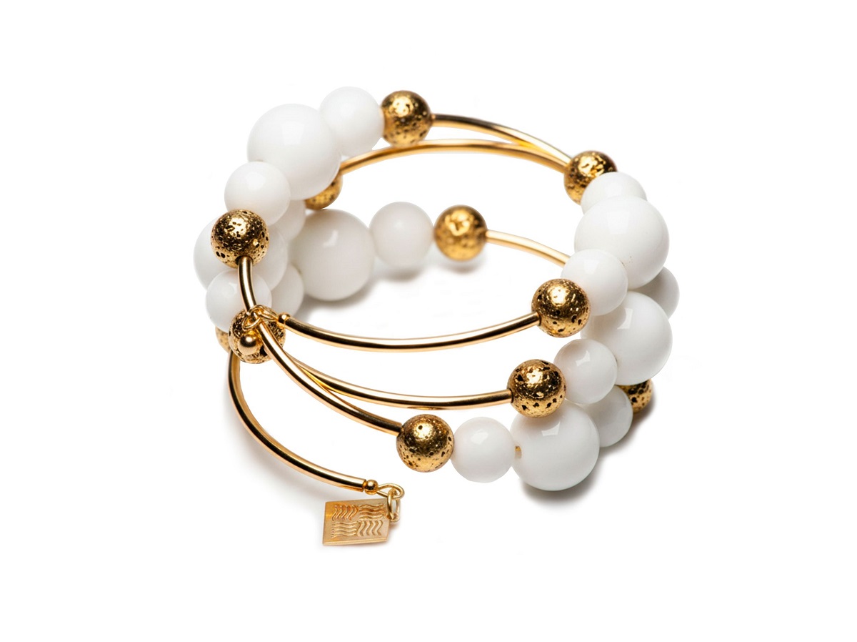 SARANA® spiral bracelet with white agates and golden hematite from the “Northern Lights” collection.