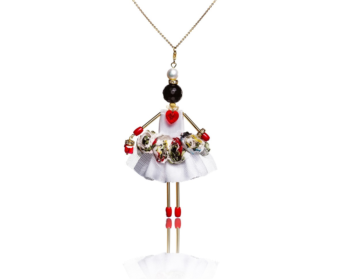 Joya de diseño SARANA® — muñeca colgante «Coqueta» de la colección «Celebración» con ágata negra, coral y cristal austriaco.