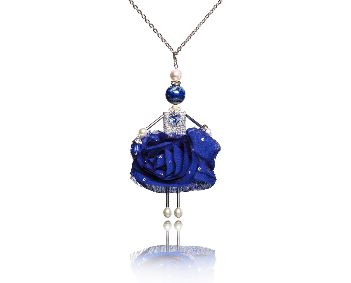 Muñeca colgante de joyería SARANA® «Reina de las Nieves» de la colección «Celebración» con lapislázuli, perlas y cristales Swarovski®.