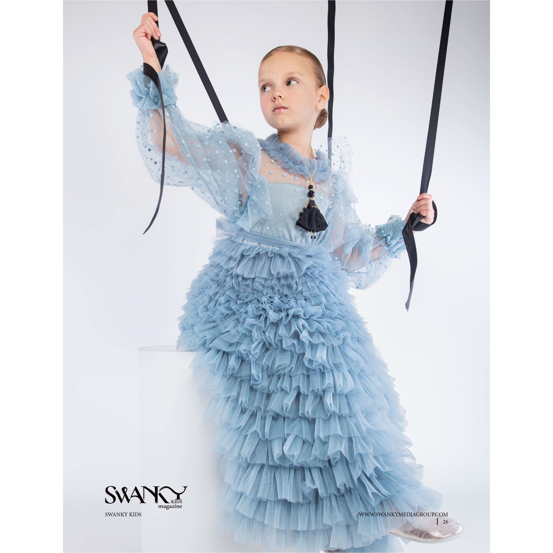 Muñeca colgante de joyería SARANA® con ágata negra de la colección Touch of Silk, un regalo para niña