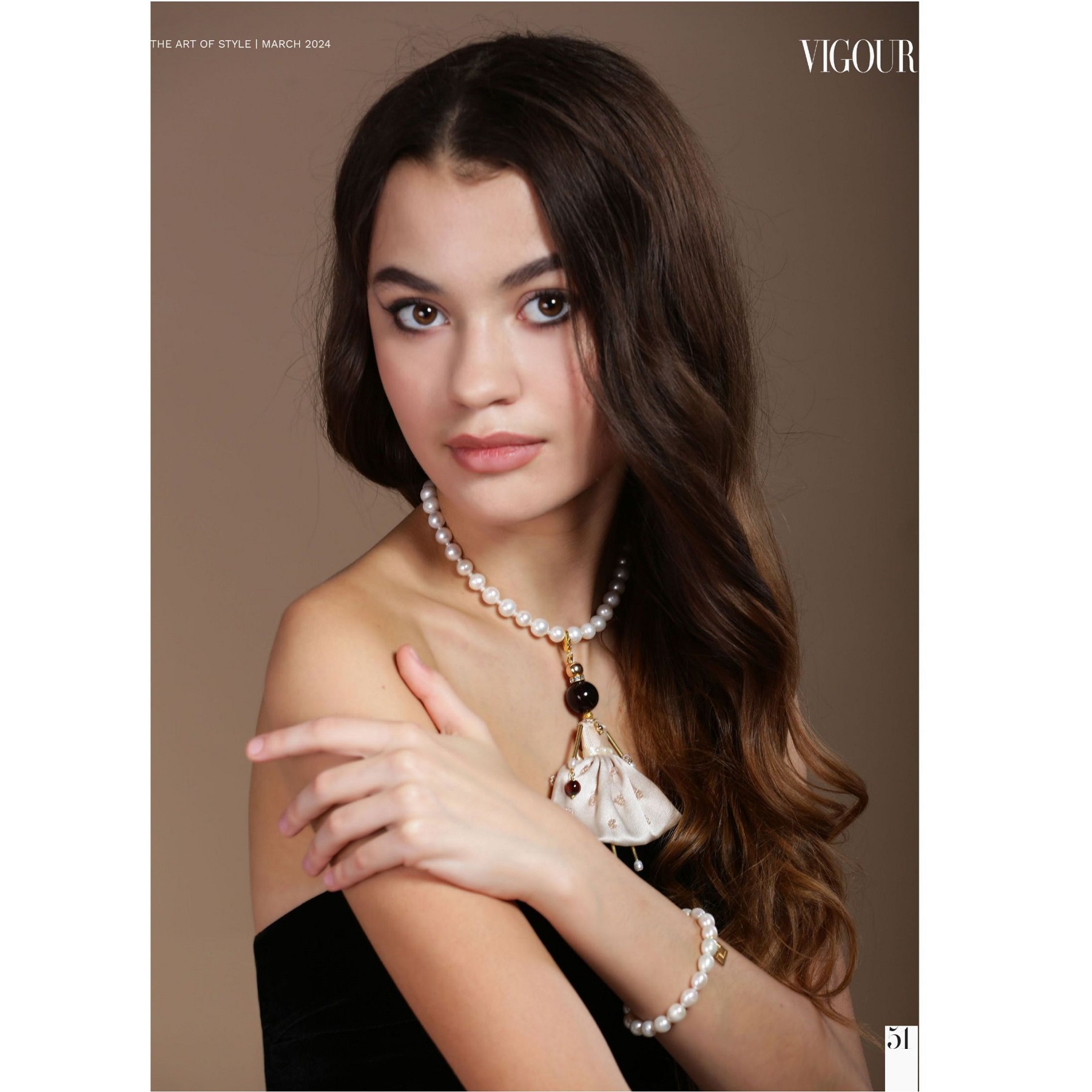 Muñeca colgante de joyería SARANA® de la colección “Toque de Seda” — joya exclusiva hecha a mano